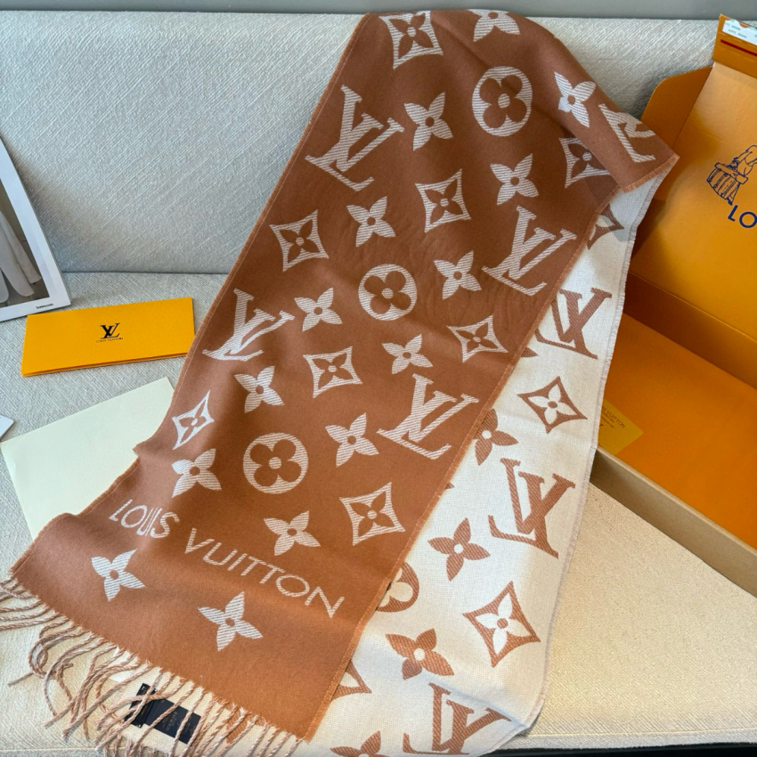 LV Essential Scarf