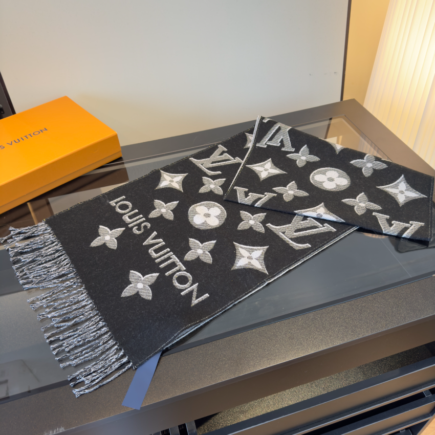 LV Essential Shine Scarf