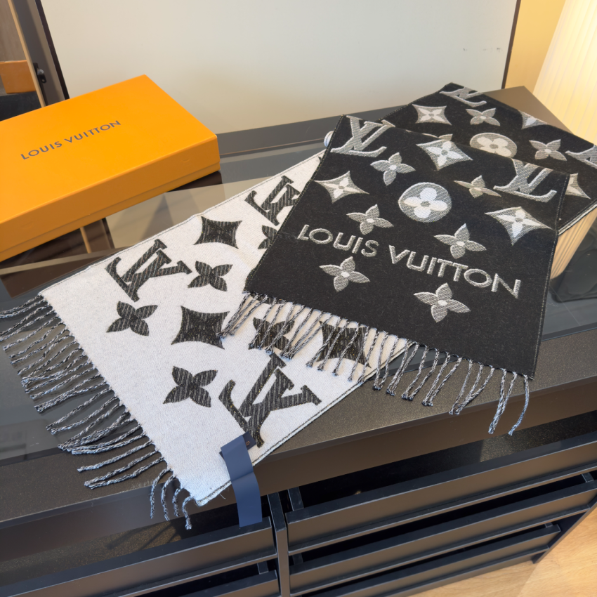LV Essential Shine Scarf