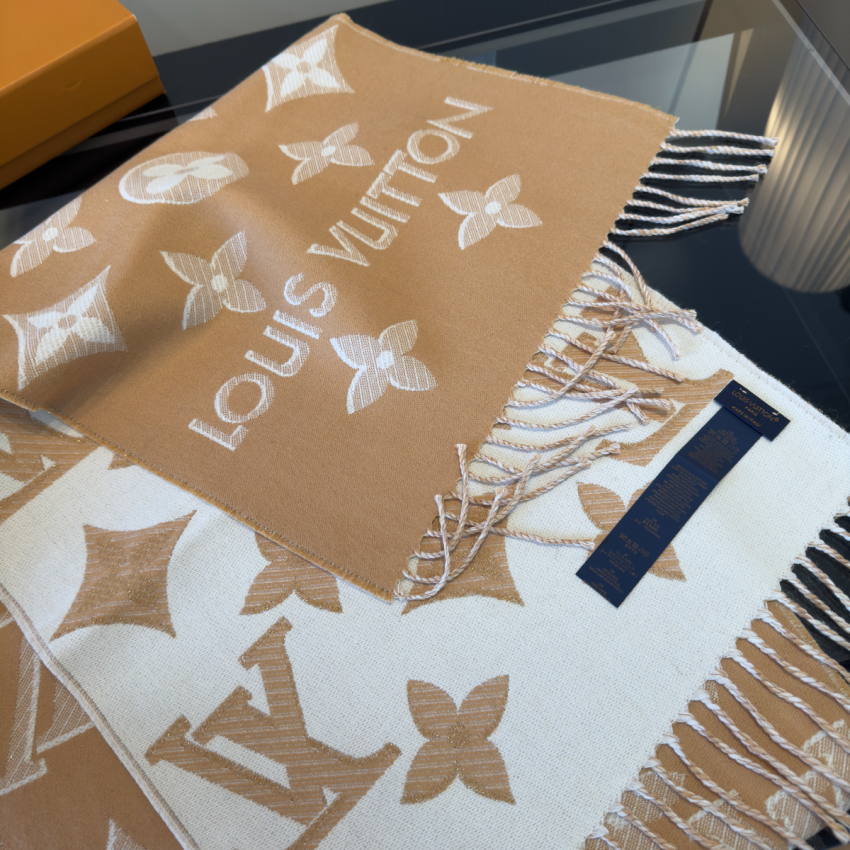 LV Essential Shine Scarf