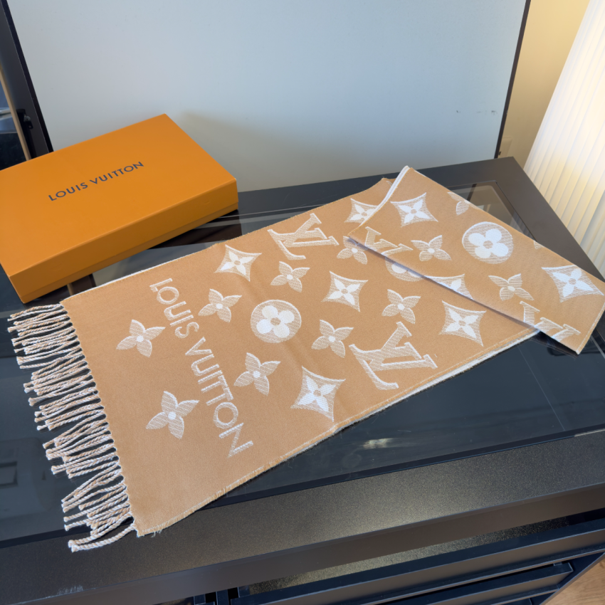 LV Essential Shine Scarf