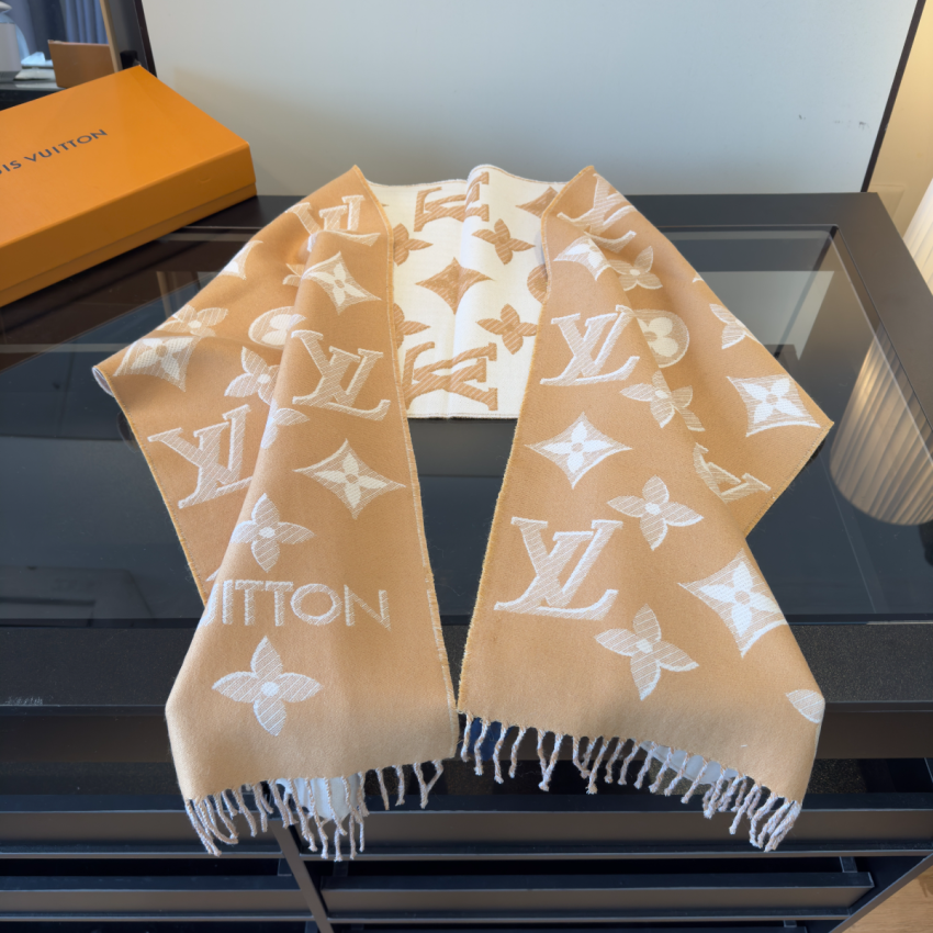 LV Essential Shine Scarf