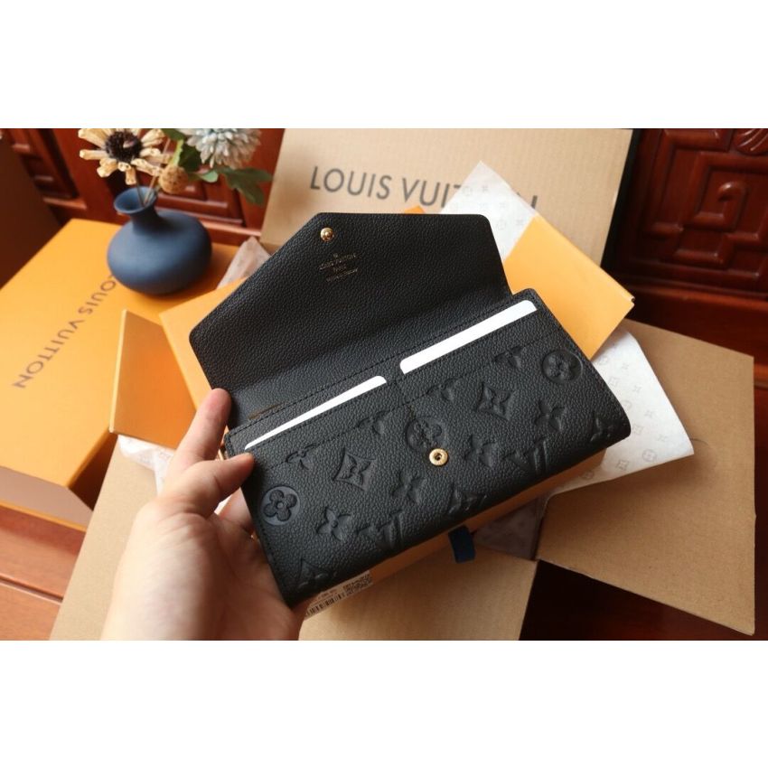 M82257 Sarah Wallet