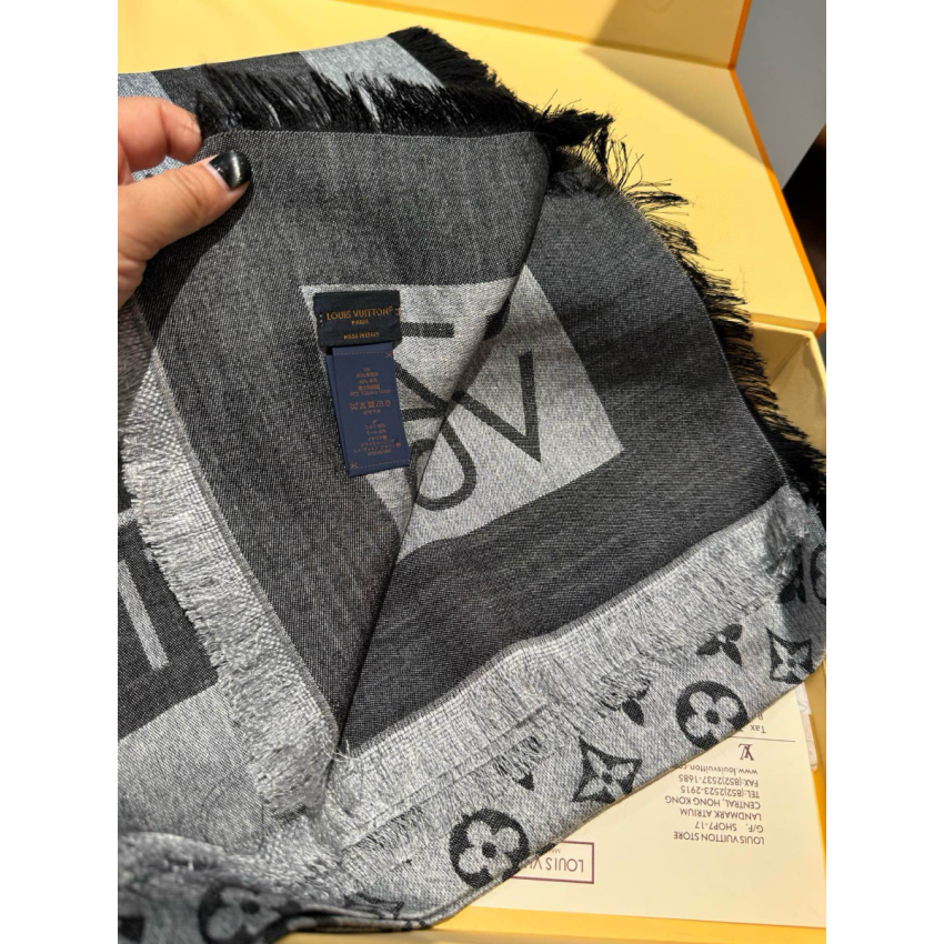 lv lock and go De*1m shawl