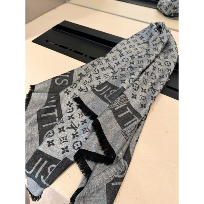 lv lock and go De*1m shawl