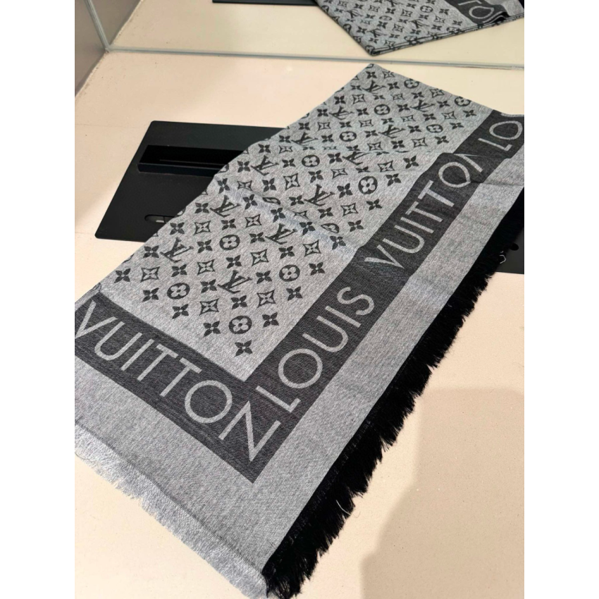 lv lock and go De*1m shawl