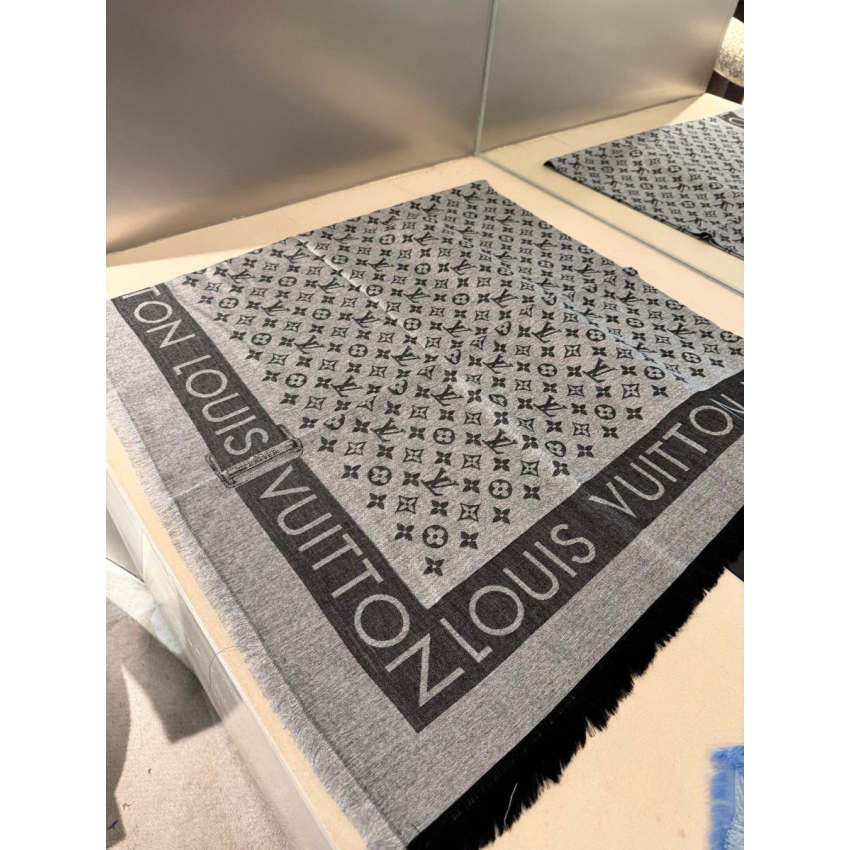 lv lock and go De*1m shawl