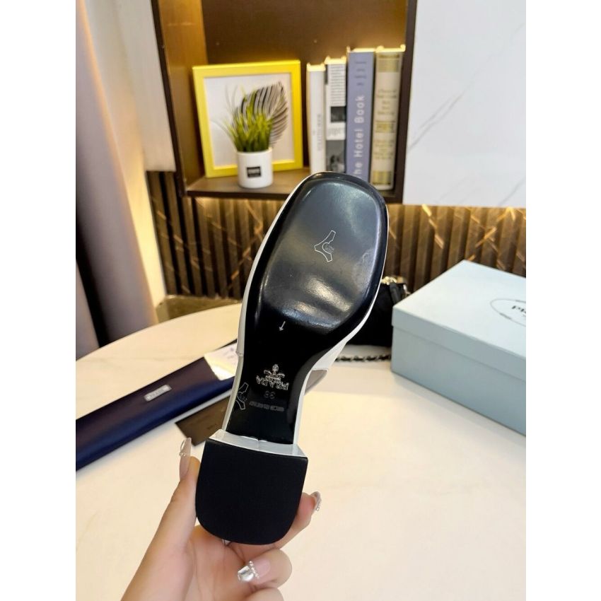Pra*a Lady's leather shoe