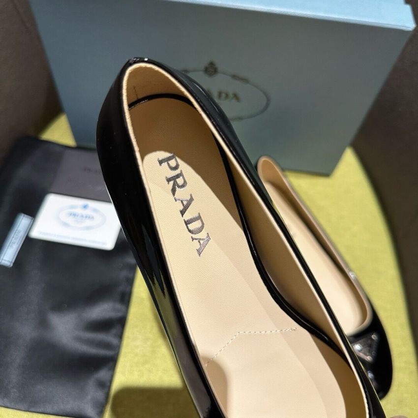 Pra*a Lady's leather shoe