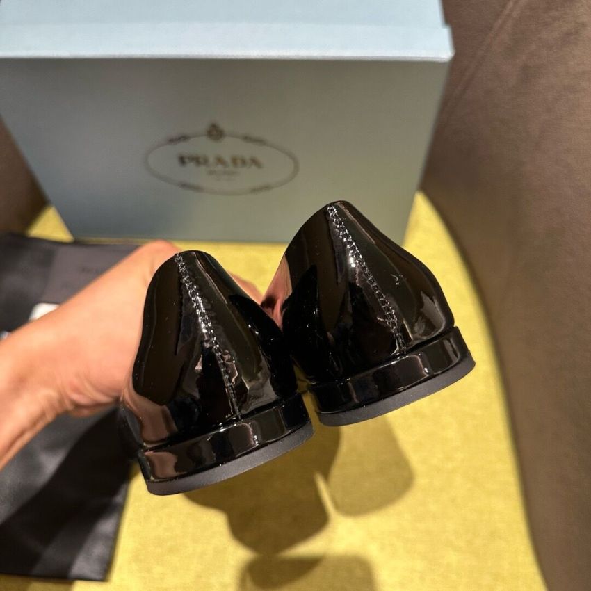 Pra*a Lady's leather shoe