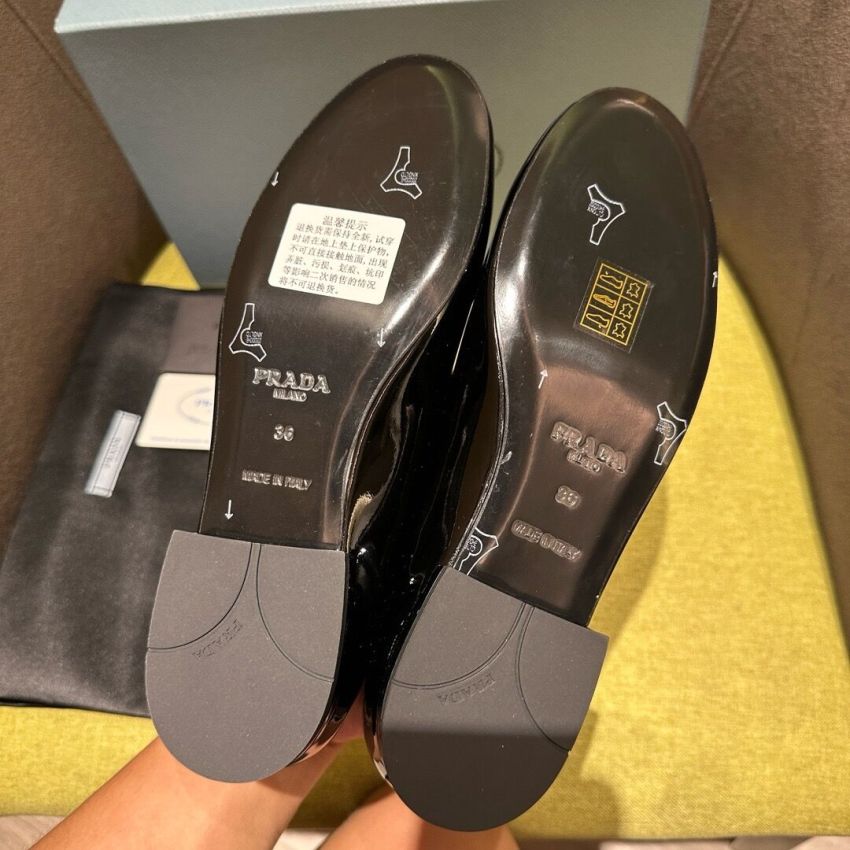 Pra*a Lady's leather shoe