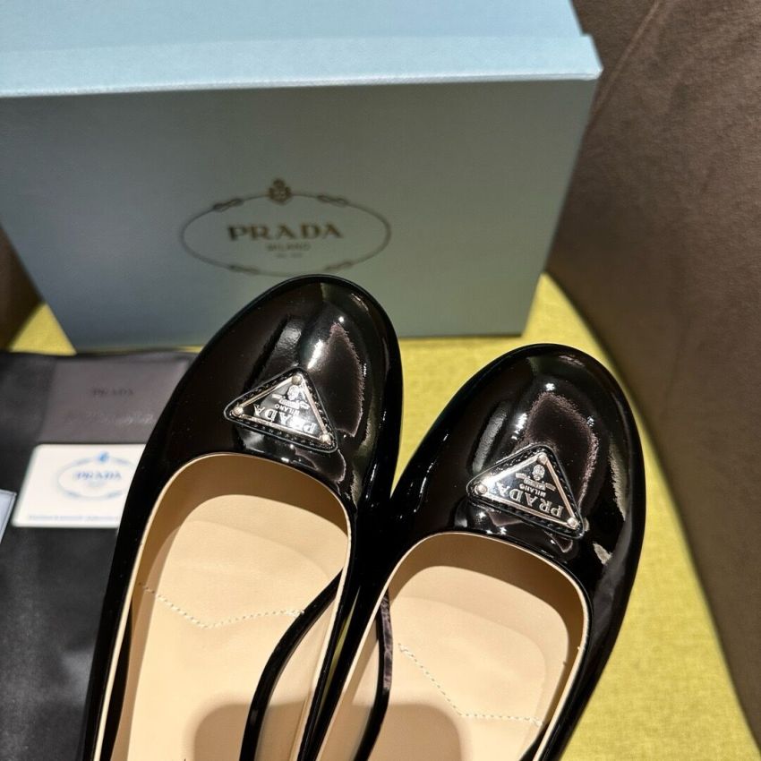 Pra*a Lady's leather shoe