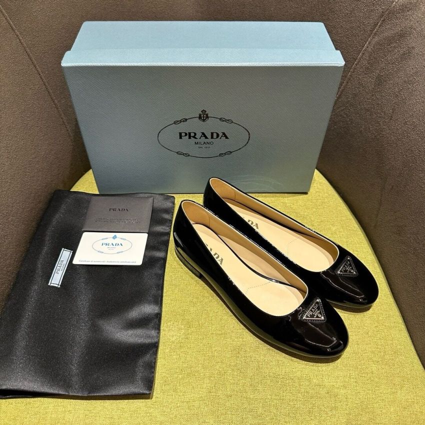 Pra*a Lady's leather shoe