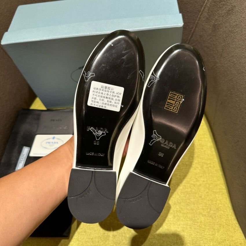 Pra*a Lady's leather shoe