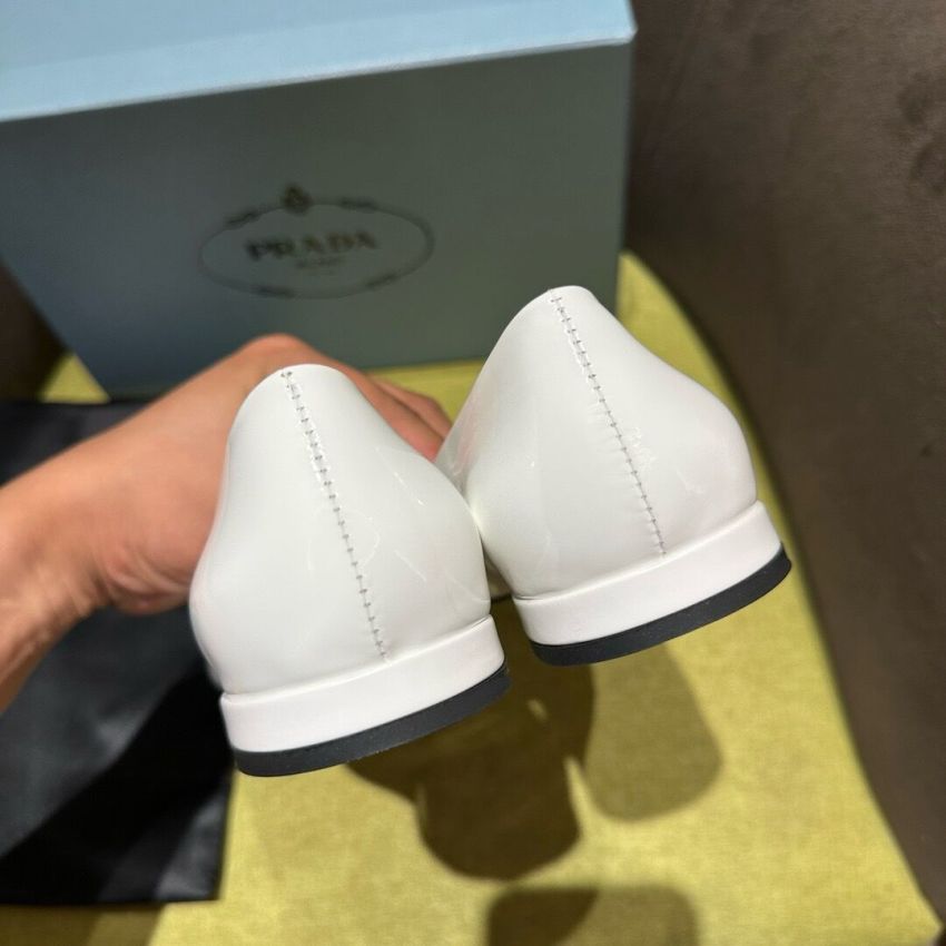 Pra*a Lady's leather shoe