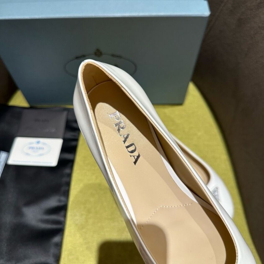 Pra*a Lady's leather shoe