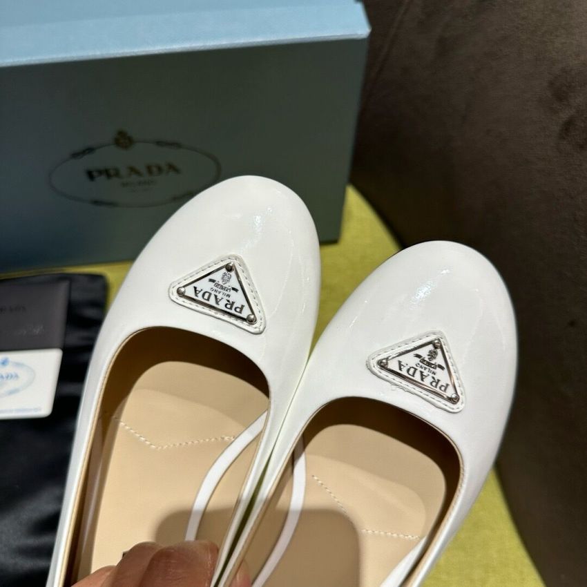 Pra*a Lady's leather shoe
