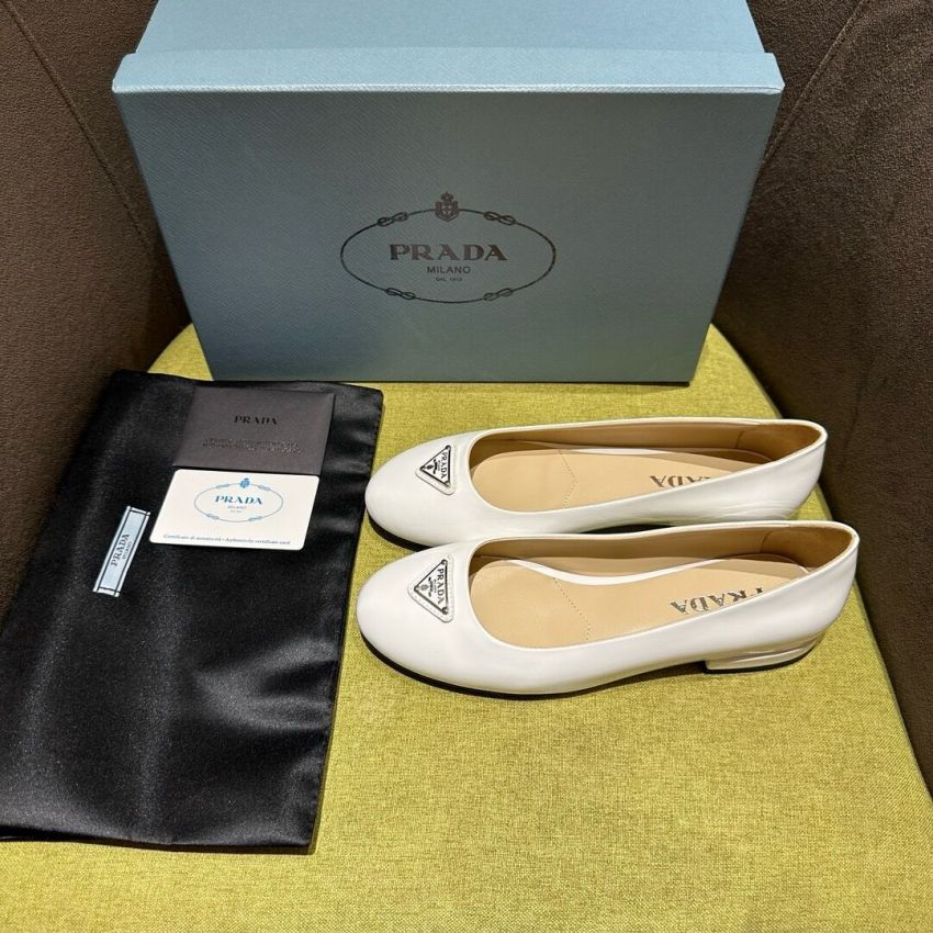Pra*a Lady's leather shoe