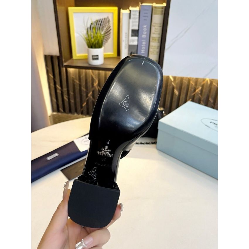 Pra*a Lady's leather shoe
