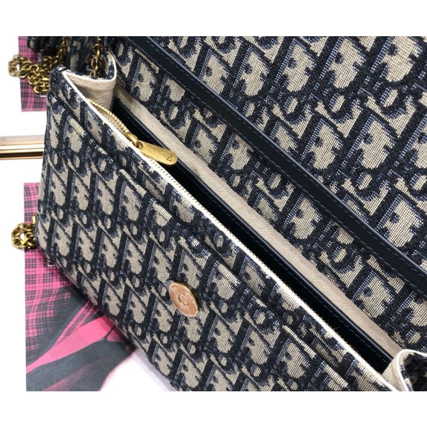 D10r Pouch with chain
