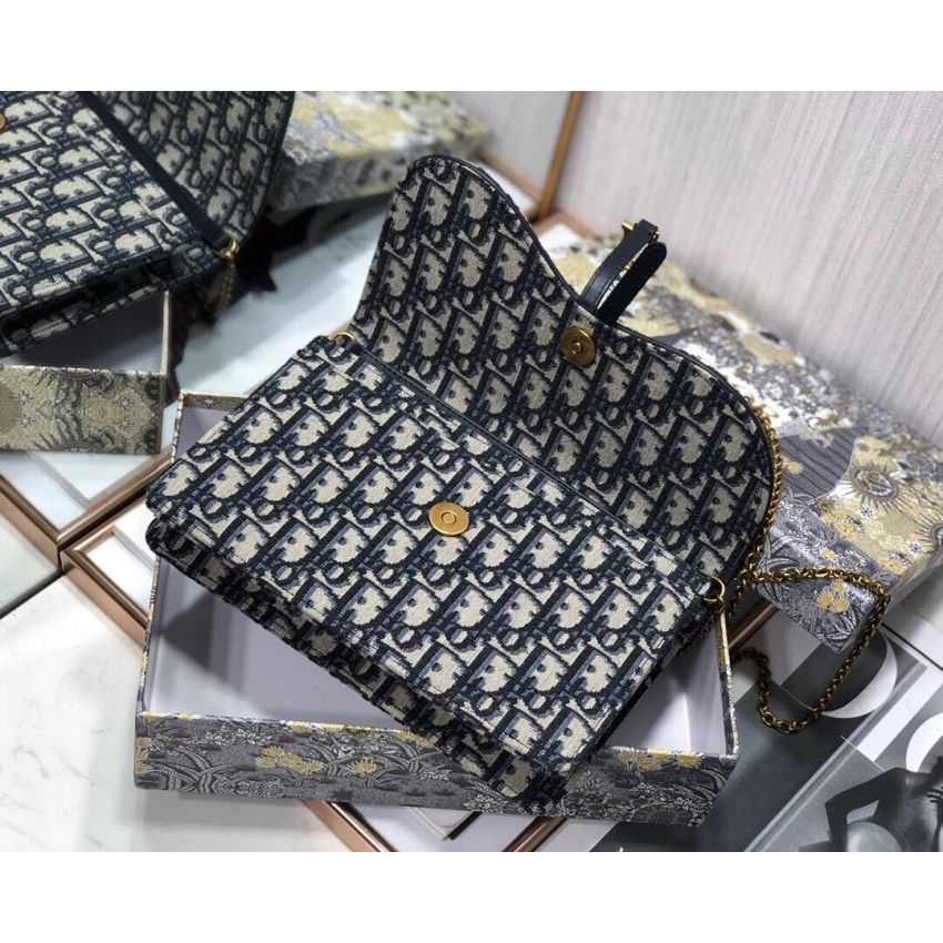 D10r Pouch with chain