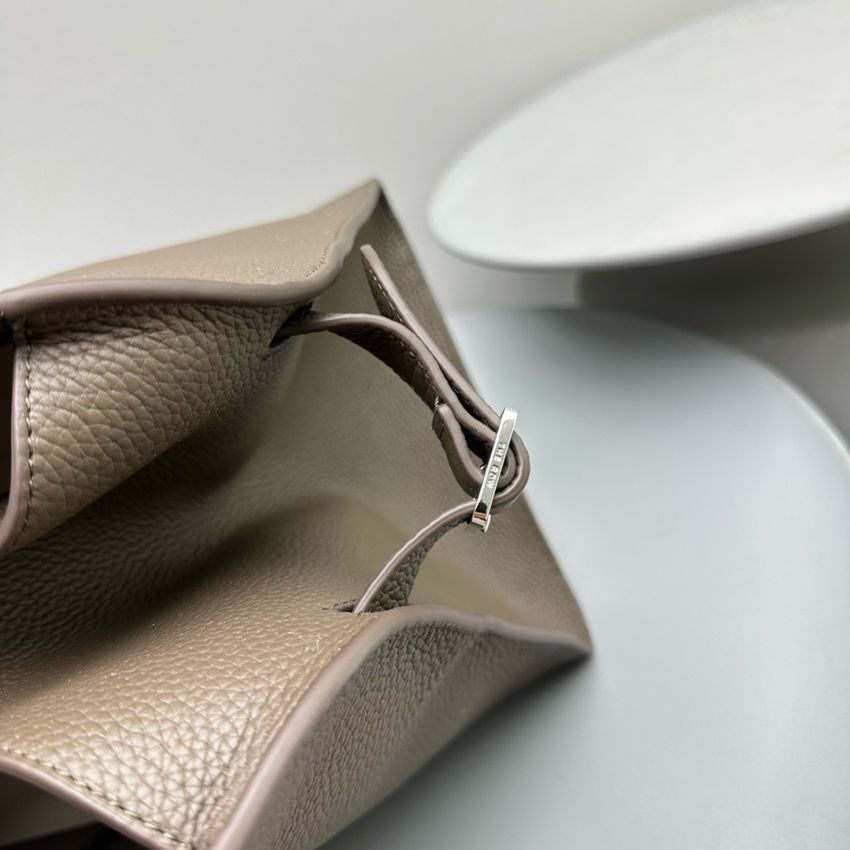 The R0w Soft Margaux 15 Bag in leather-Grey